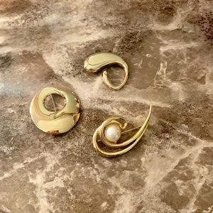 Set of 3 golden brooches